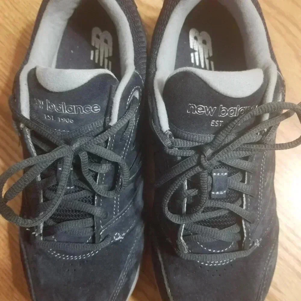 New Balance Women's Navy Blue Suede Walking Sneakers  Sz 9 Wide (D)